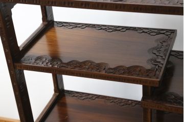 中古　美品　伝統工芸・軽井沢彫り　桜の彫り装飾を存分に楽しめるおすすめの飾り棚(茶棚、違い棚、収納棚、戸棚、引き出し)(R-079665)