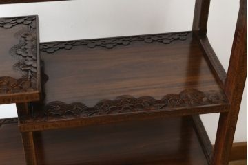 中古　美品　伝統工芸・軽井沢彫り　桜の彫り装飾を存分に楽しめるおすすめの飾り棚(茶棚、違い棚、収納棚、戸棚、引き出し)(R-079665)