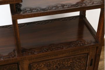 中古　美品　伝統工芸・軽井沢彫り　桜の彫り装飾を存分に楽しめるおすすめの飾り棚(茶棚、違い棚、収納棚、戸棚、引き出し)(R-079665)
