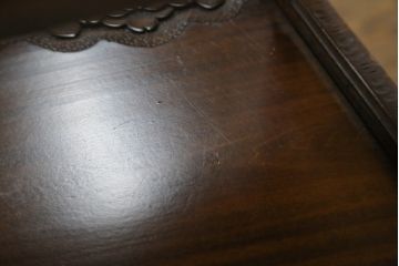 中古　美品　伝統工芸・軽井沢彫り　桜の彫り装飾を存分に楽しめるおすすめの飾り棚(茶棚、違い棚、収納棚、戸棚、引き出し)(R-079665)