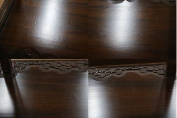 中古　美品　伝統工芸・軽井沢彫り　桜の彫り装飾を存分に楽しめるおすすめの飾り棚(茶棚、違い棚、収納棚、戸棚、引き出し)(R-079665)
