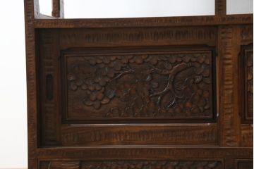 中古　美品　伝統工芸・軽井沢彫り　桜の彫り装飾を存分に楽しめるおすすめの飾り棚(茶棚、違い棚、収納棚、戸棚、引き出し)(R-079665)