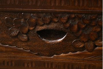 中古　美品　伝統工芸・軽井沢彫り　桜の彫り装飾を存分に楽しめるおすすめの飾り棚(茶棚、違い棚、収納棚、戸棚、引き出し)(R-079665)