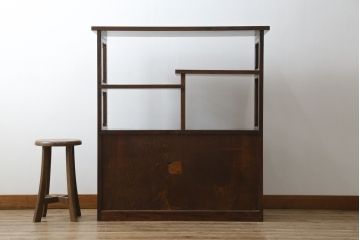 中古　美品　伝統工芸・軽井沢彫り　桜の彫り装飾を存分に楽しめるおすすめの飾り棚(茶棚、違い棚、収納棚、戸棚、引き出し)(R-079665)