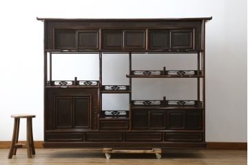 和製ビンテージ　美品!!　高級品　希少な大型サイズ　六尺　シャム柿(ジリコテ)材　上品な佇まいで和の雰囲気を引き立てる飾り棚(茶棚、収納棚、戸棚、違い棚、ヴィンテージ)(R-079666)