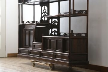 和製ビンテージ　美品!!　高級品　希少な大型サイズ　六尺　シャム柿(ジリコテ)材　上品な佇まいで和の雰囲気を引き立てる飾り棚(茶棚、収納棚、戸棚、違い棚、ヴィンテージ)(R-079666)