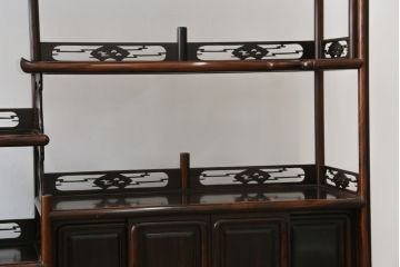 和製ビンテージ　美品!!　高級品　希少な大型サイズ　六尺　シャム柿(ジリコテ)材　上品な佇まいで和の雰囲気を引き立てる飾り棚(茶棚、収納棚、戸棚、違い棚、ヴィンテージ)(R-079666)