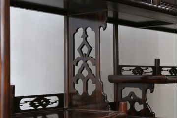 和製ビンテージ　美品!!　高級品　希少な大型サイズ　六尺　シャム柿(ジリコテ)材　上品な佇まいで和の雰囲気を引き立てる飾り棚(茶棚、収納棚、戸棚、違い棚、ヴィンテージ)(R-079666)
