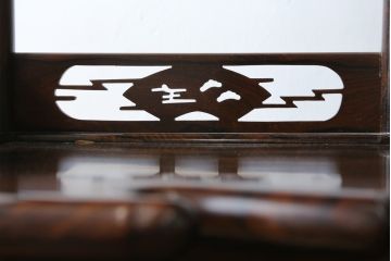和製ビンテージ　美品!!　高級品　希少な大型サイズ　六尺　シャム柿(ジリコテ)材　上品な佇まいで和の雰囲気を引き立てる飾り棚(茶棚、収納棚、戸棚、違い棚、ヴィンテージ)(R-079666)
