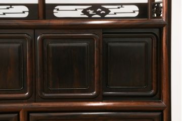 和製ビンテージ　美品!!　高級品　希少な大型サイズ　六尺　シャム柿(ジリコテ)材　上品な佇まいで和の雰囲気を引き立てる飾り棚(茶棚、収納棚、戸棚、違い棚、ヴィンテージ)(R-079666)