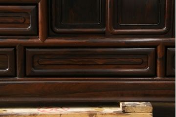 和製ビンテージ　美品!!　高級品　希少な大型サイズ　六尺　シャム柿(ジリコテ)材　上品な佇まいで和の雰囲気を引き立てる飾り棚(茶棚、収納棚、戸棚、違い棚、ヴィンテージ)(R-079666)