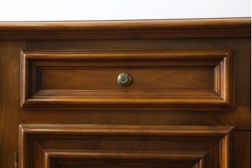 中古　美品　バロッサバレンティ(VARO,S.A. VALENTI)　クラシカルなデザインが魅力的なサイドボード(収納棚、戸棚、キャビネット)(定価約150万円)(R-079667)
