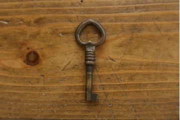 中古　美品　バロッサバレンティ(VARO,S.A. VALENTI)　クラシカルなデザインが魅力的なサイドボード(収納棚、戸棚、キャビネット)(定価約150万円)(R-079667)