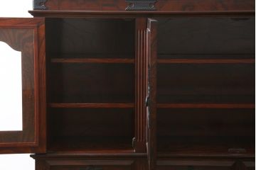 中古　美品!!　岩谷堂箪笥　美しい木目と存在感のある金具が目を惹くサイドボード(収納棚、戸棚、サイドキャビネット、ガラス戸棚、引き出し)(定価約100万円)(R-079668)