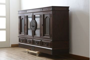 中古　美品!!　岩谷堂箪笥　美しい木目と存在感のある金具が目を惹くサイドボード(収納棚、戸棚、サイドキャビネット、ガラス戸棚、引き出し)(定価約100万円)(R-079668)