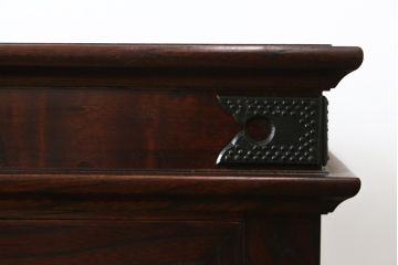 中古　美品!!　岩谷堂箪笥　美しい木目と存在感のある金具が目を惹くサイドボード(収納棚、戸棚、サイドキャビネット、ガラス戸棚、引き出し)(定価約100万円)(R-079668)