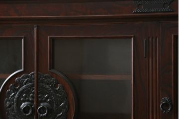 中古　美品!!　岩谷堂箪笥　美しい木目と存在感のある金具が目を惹くサイドボード(収納棚、戸棚、サイドキャビネット、ガラス戸棚、引き出し)(定価約100万円)(R-079668)