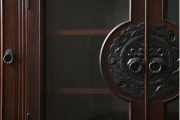 中古　美品!!　岩谷堂箪笥　美しい木目と存在感のある金具が目を惹くサイドボード(収納棚、戸棚、サイドキャビネット、ガラス戸棚、引き出し)(定価約100万円)(R-079668)