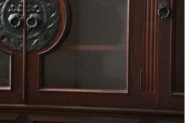 中古　美品!!　岩谷堂箪笥　美しい木目と存在感のある金具が目を惹くサイドボード(収納棚、戸棚、サイドキャビネット、ガラス戸棚、引き出し)(定価約100万円)(R-079668)