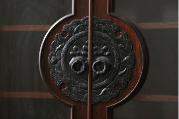 中古　美品!!　岩谷堂箪笥　美しい木目と存在感のある金具が目を惹くサイドボード(収納棚、戸棚、サイドキャビネット、ガラス戸棚、引き出し)(定価約100万円)(R-079668)