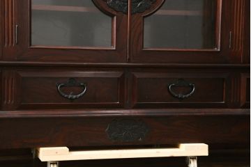 中古　美品!!　岩谷堂箪笥　美しい木目と存在感のある金具が目を惹くサイドボード(収納棚、戸棚、サイドキャビネット、ガラス戸棚、引き出し)(定価約100万円)(R-079668)