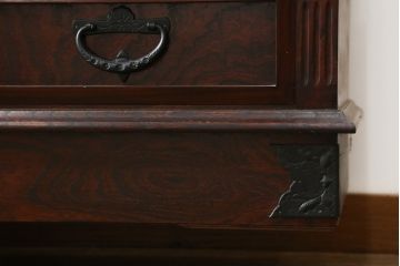 中古　美品!!　岩谷堂箪笥　美しい木目と存在感のある金具が目を惹くサイドボード(収納棚、戸棚、サイドキャビネット、ガラス戸棚、引き出し)(定価約100万円)(R-079668)