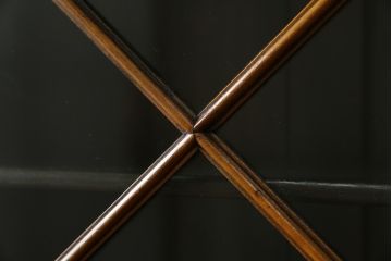 イギリスアンティーク　マホガニー材　クラシカルな雰囲気を漂わせる細身のビューローブックケース(ライティングビューロー、簿記机、引き出し、収納棚、戸棚、引き出し、在宅用デスク、在宅ワーク、在宅用、英国)(R-079670)