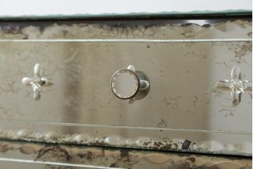 イタリアビンテージ　鏡張りでエレガントなデザインが目を引くサイドテーブル(ナイトテーブル、エンドテーブル、コンソールテーブル、電話台、飾り台、花台、ヴィンテージ)(R-079671)