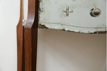 イタリアビンテージ　鏡張りでエレガントなデザインが目を引くサイドテーブル(ナイトテーブル、エンドテーブル、コンソールテーブル、電話台、飾り台、花台、ヴィンテージ)(R-079671)