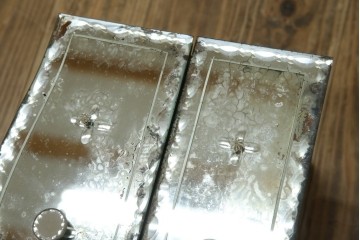 イタリアビンテージ　鏡張りでエレガントなデザインが目を引くサイドテーブル(ナイトテーブル、エンドテーブル、コンソールテーブル、電話台、飾り台、花台、ヴィンテージ)(R-079671)