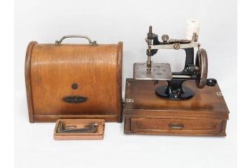 LEAD(リード)　Lead Machine　手回し　小振り　レトロな佇まいのミシン(小型、卓上、ハンドクラフト、手工芸、収納ケース付き)(R-079676)
