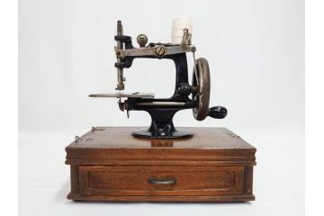 LEAD(リード)　Lead Machine　手回し　小振り　レトロな佇まいのミシン(小型、卓上、ハンドクラフト、手工芸、収納ケース付き)(R-079676)