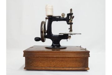 LEAD(リード)　Lead Machine　手回し　小振り　レトロな佇まいのミシン(小型、卓上、ハンドクラフト、手工芸、収納ケース付き)(R-079676)