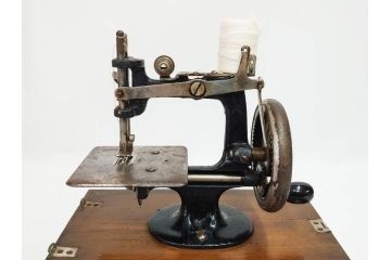 LEAD(リード)　Lead Machine　手回し　小振り　レトロな佇まいのミシン(小型、卓上、ハンドクラフト、手工芸、収納ケース付き)(R-079676)
