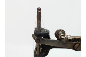 LEAD(リード)　Lead Machine　手回し　小振り　レトロな佇まいのミシン(小型、卓上、ハンドクラフト、手工芸、収納ケース付き)(R-079676)