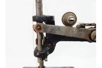 LEAD(リード)　Lead Machine　手回し　小振り　レトロな佇まいのミシン(小型、卓上、ハンドクラフト、手工芸、収納ケース付き)(R-079676)