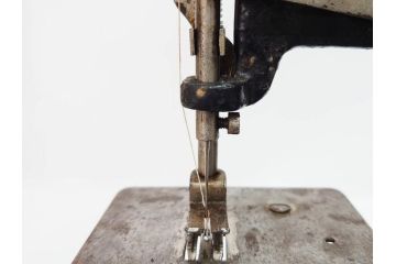 LEAD(リード)　Lead Machine　手回し　小振り　レトロな佇まいのミシン(小型、卓上、ハンドクラフト、手工芸、収納ケース付き)(R-079676)
