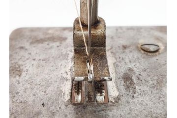 LEAD(リード)　Lead Machine　手回し　小振り　レトロな佇まいのミシン(小型、卓上、ハンドクラフト、手工芸、収納ケース付き)(R-079676)