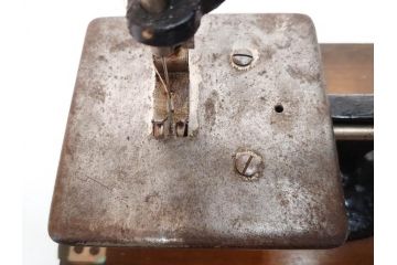 LEAD(リード)　Lead Machine　手回し　小振り　レトロな佇まいのミシン(小型、卓上、ハンドクラフト、手工芸、収納ケース付き)(R-079676)