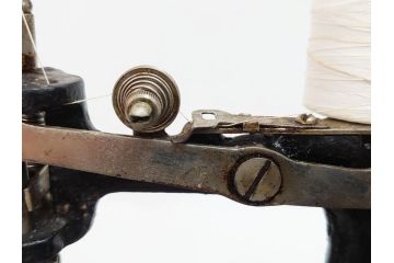 LEAD(リード)　Lead Machine　手回し　小振り　レトロな佇まいのミシン(小型、卓上、ハンドクラフト、手工芸、収納ケース付き)(R-079676)