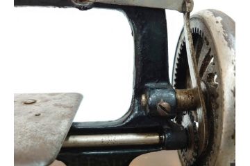 LEAD(リード)　Lead Machine　手回し　小振り　レトロな佇まいのミシン(小型、卓上、ハンドクラフト、手工芸、収納ケース付き)(R-079676)