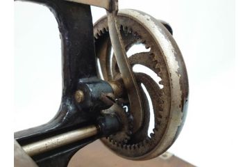 LEAD(リード)　Lead Machine　手回し　小振り　レトロな佇まいのミシン(小型、卓上、ハンドクラフト、手工芸、収納ケース付き)(R-079676)