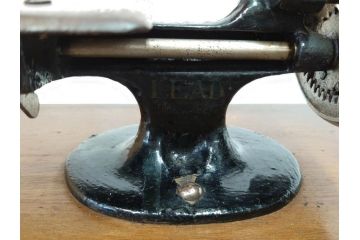 LEAD(リード)　Lead Machine　手回し　小振り　レトロな佇まいのミシン(小型、卓上、ハンドクラフト、手工芸、収納ケース付き)(R-079676)