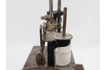 LEAD(リード)　Lead Machine　手回し　小振り　レトロな佇まいのミシン(小型、卓上、ハンドクラフト、手工芸、収納ケース付き)(R-079676)