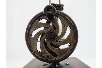 LEAD(リード)　Lead Machine　手回し　小振り　レトロな佇まいのミシン(小型、卓上、ハンドクラフト、手工芸、収納ケース付き)(R-079676)