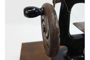 LEAD(リード)　Lead Machine　手回し　小振り　レトロな佇まいのミシン(小型、卓上、ハンドクラフト、手工芸、収納ケース付き)(R-079676)