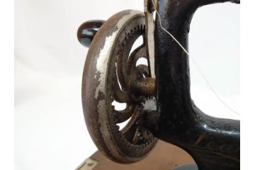 LEAD(リード)　Lead Machine　手回し　小振り　レトロな佇まいのミシン(小型、卓上、ハンドクラフト、手工芸、収納ケース付き)(R-079676)