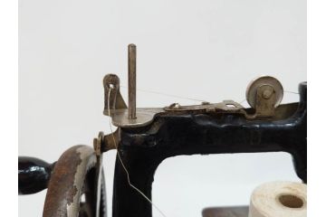 LEAD(リード)　Lead Machine　手回し　小振り　レトロな佇まいのミシン(小型、卓上、ハンドクラフト、手工芸、収納ケース付き)(R-079676)