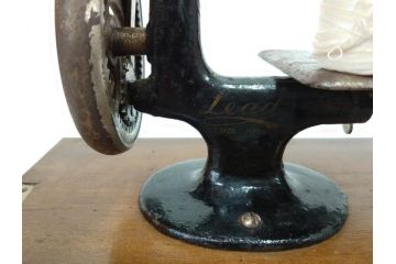 LEAD(リード)　Lead Machine　手回し　小振り　レトロな佇まいのミシン(小型、卓上、ハンドクラフト、手工芸、収納ケース付き)(R-079676)