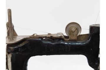 LEAD(リード)　Lead Machine　手回し　小振り　レトロな佇まいのミシン(小型、卓上、ハンドクラフト、手工芸、収納ケース付き)(R-079676)